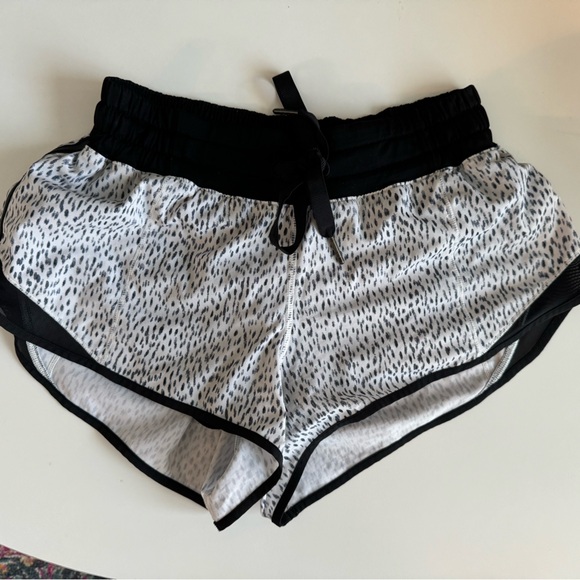 Lululemon hotty hot shorts - Picture 1 of 2